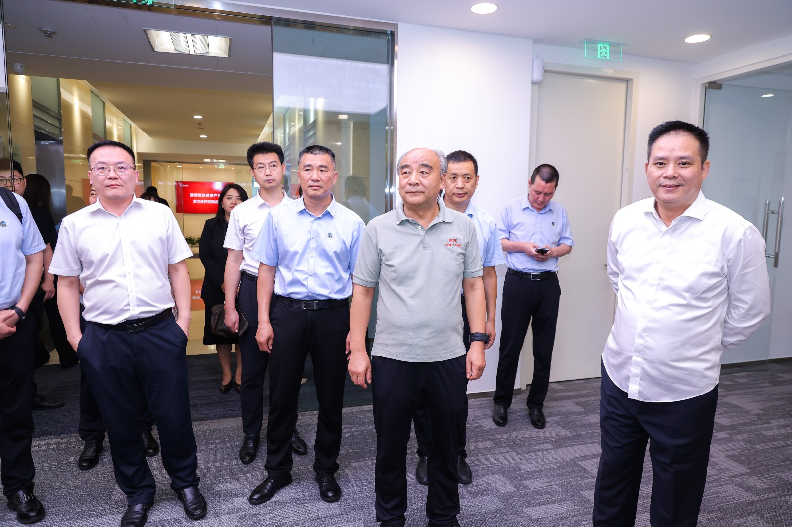 企业领导们参观超体实验室北京公司