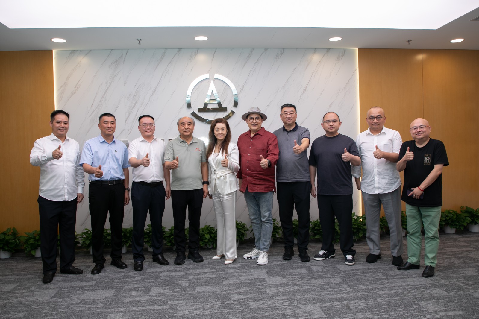 企业领导们与超体实验室领导一起合影